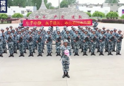 右手敬礼 左手牵你，不负祖国不负卿！