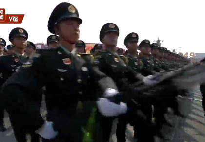 特殊视角看阅兵丨摄像大哥你慢点！带你百米冲刺奔向兵哥哥！