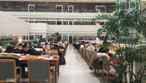省图春节不“打烊” 纸墨书香过大年